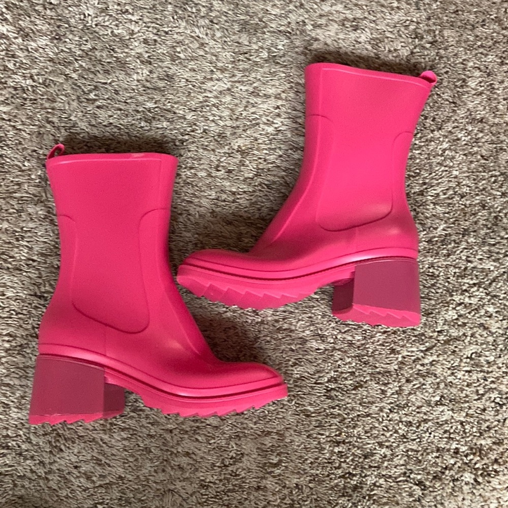 BRAND NEW bright pink rain boots 🌧